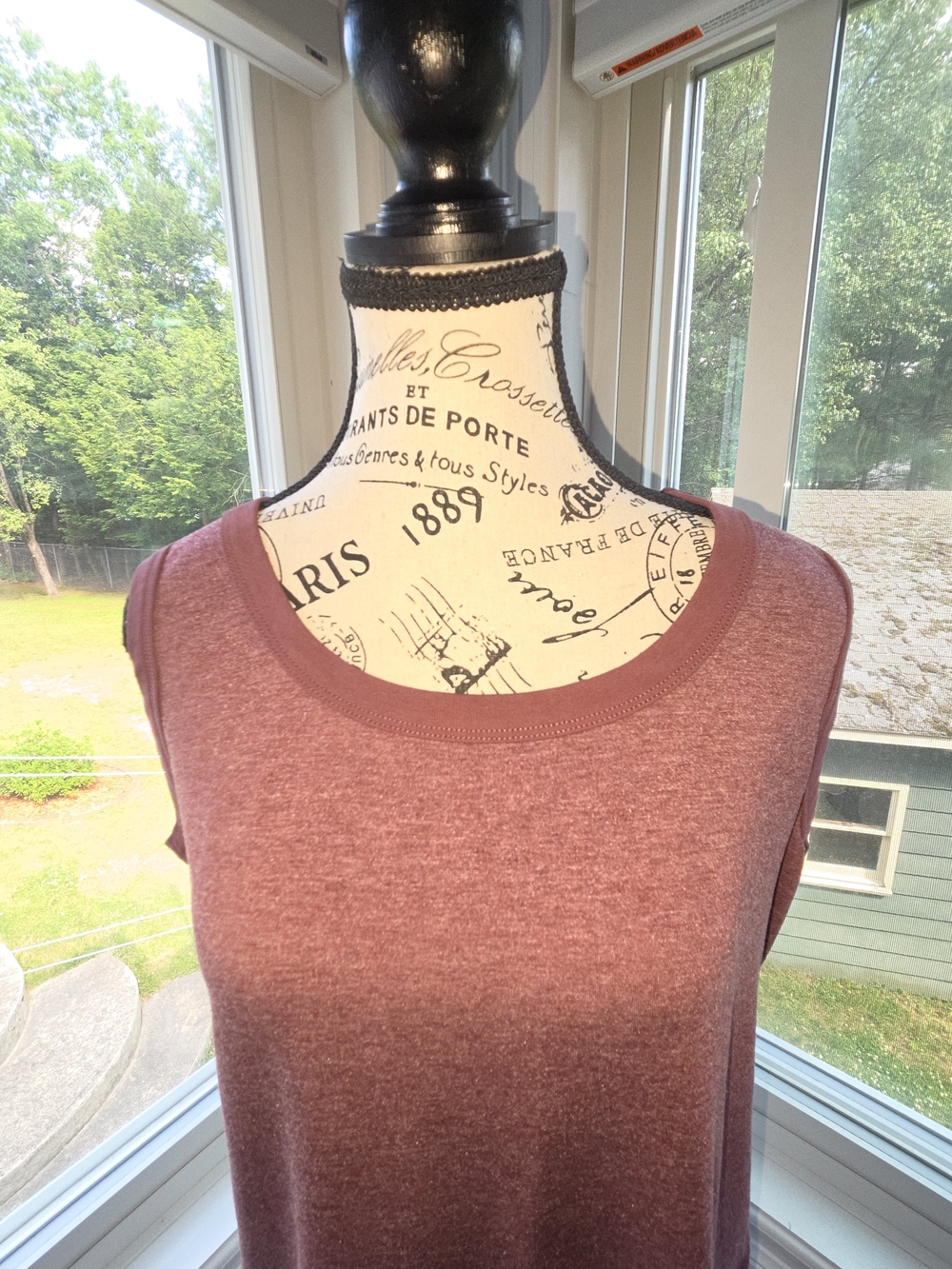 Women’s Sleeveless Scoop Neck Top - Mauve